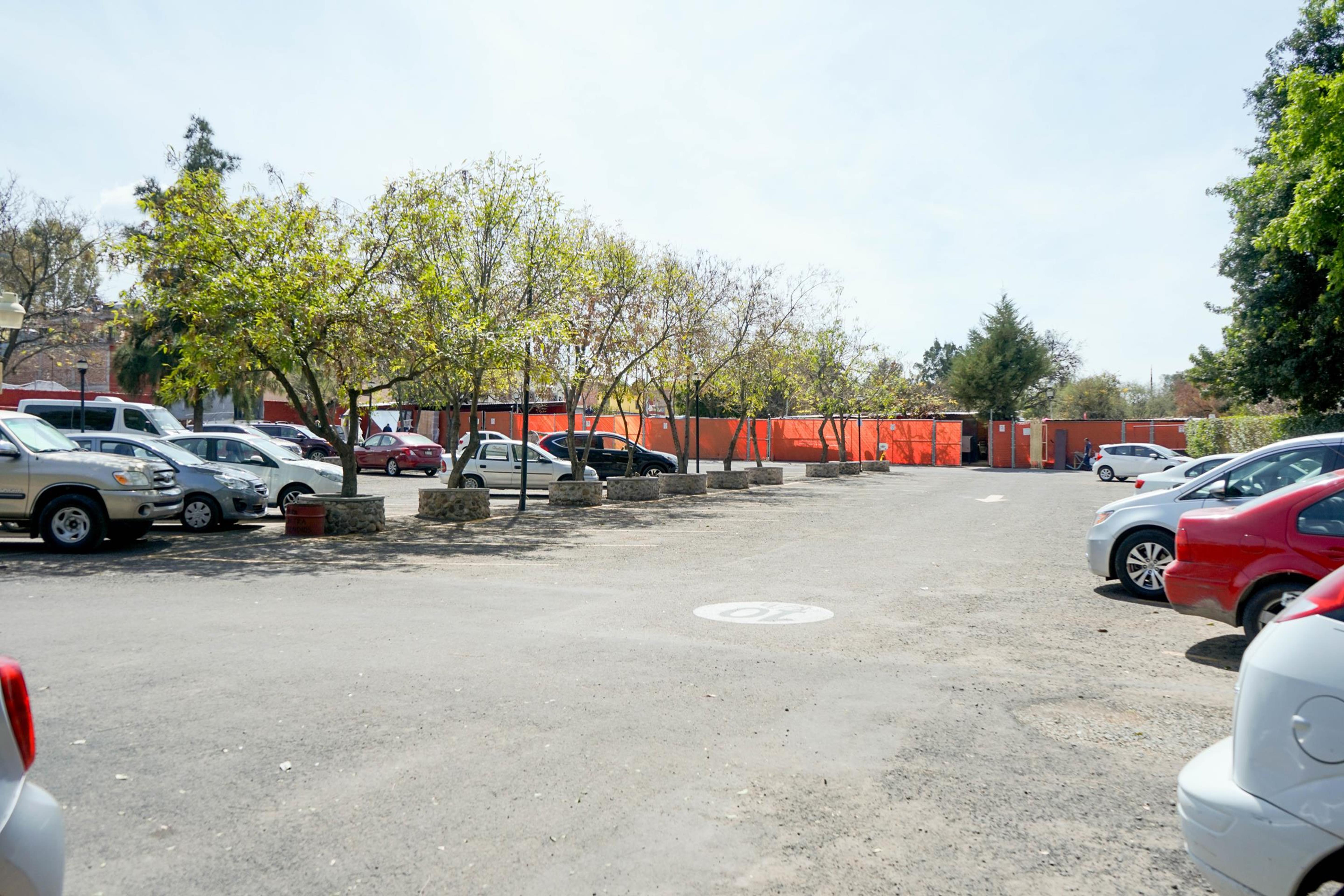 Real De Minas San Miguel De Allende Buitenkant foto The parking lot of the station