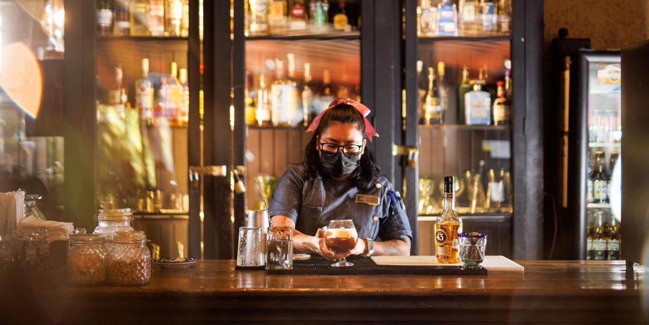 Real De Minas San Miguel De Allende Buitenkant foto A bartender at work